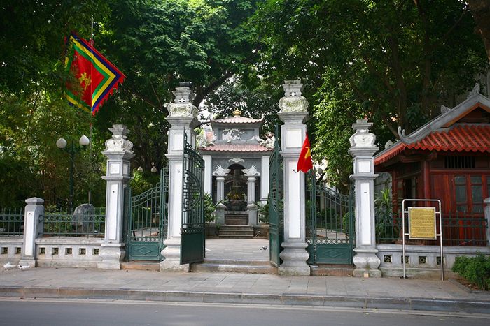 Tượng đài Vua Lê Hồ Gươm, một di tích lịch sử quan trọng giữa trung tâm thủ đô 2