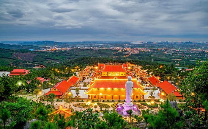 Chùa Ba Vàng - Điểm du lịch tâm linh hàng đầu tại Quảng Ninh 8