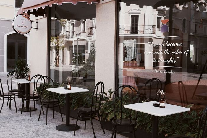 Palette Collect's Cafe gây ấn tượng với không gian sang trọng, hiện đại