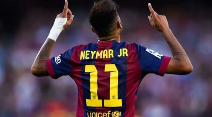 Khi còn ở Barca, Neymar thường mặc áo số 11