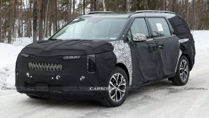 Kia Carnival 2025 tiếp tục lộ diện trên đường thử nghiệm, hé lộ kiểu thiết kế đèn pha và đèn hậu.