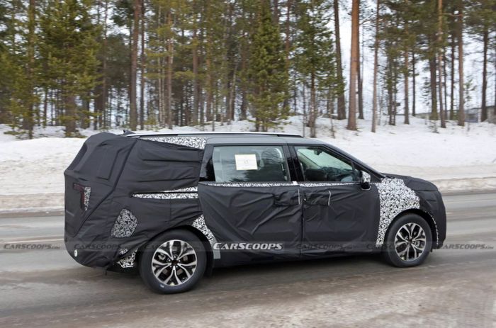 Kia Carnival 2025 tiếp tục xuất hiện trên đường thử nghiệm, hé lộ kiểu thiết kế của đèn pha và đèn hậu.