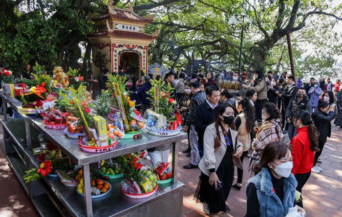 Ai được thờ tại Phủ Tây Hồ