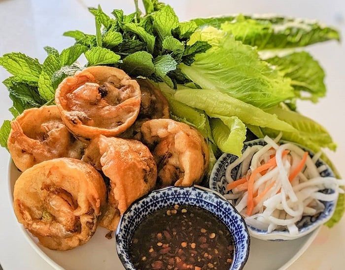 Bánh Cống giòn béo kết hợp với rau xanh tươi mát và đồ chua