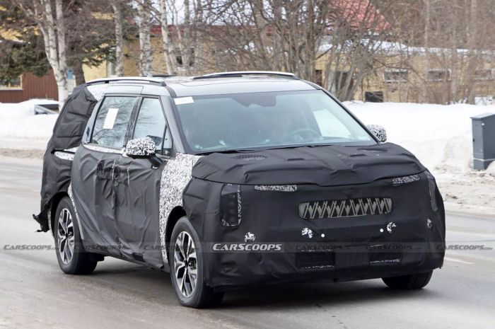 Kia Carnival 2025 tiếp tục xuất hiện trên đường thử nghiệm, hé lộ kiểu thiết kế đèn pha và đèn hậu.