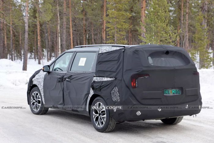 Kia Carnival 2025 tiếp tục xuất hiện trên đường thử nghiệm, tiết lộ kiểu thiết kế của đèn pha và đèn hậu.
