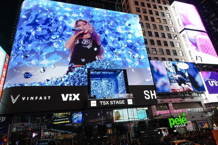 VinFast gây ấn tượng: Trưng bày mẫu VF 9 trong buổi biểu diễn của nghệ sĩ Shakira tại Quảng trường Thời đại (Mỹ) shakira-x-vinfast-1-1.jpg