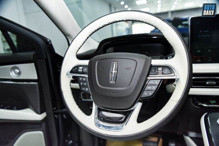 Hình ảnh chi tiết của chiếc Lincoln Nautilus Black Label 2022 đầu tiên tại Việt Nam adt-0907.jpg