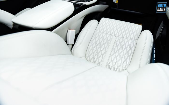 Hình ảnh chi tiết của chiếc Lincoln Nautilus Black Label 2022 đầu tiên tại Việt Nam adt-0899.jpg