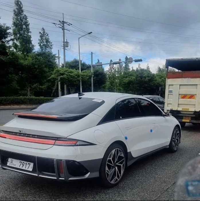 Hình ảnh thực tế đầu tiên của Hyundai Ioniq 6 2023: Thiết kế hiện đại thu hút ánh nhìn e12e9fce-5fb7-4166-8ab7-5917e643c779jpg.webp