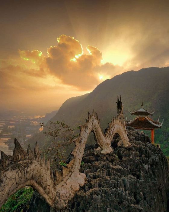 Hãy trải nghiệm cảm giác tuyệt vời của việc săn lùng ánh hoàng hôn tại Ninh Bình để khám phá những điều đặc biệt nhé!