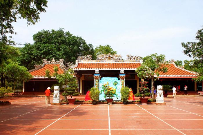 Khám phá Dinh Thầy Thím - điểm du lịch tâm linh huyền bí 4