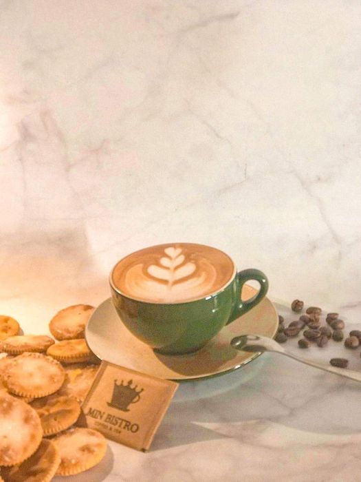 Hãy ghé thăm Min Bistro café để ngắm nhìn vẻ đẹp tuyệt vời của hồ cá Koi