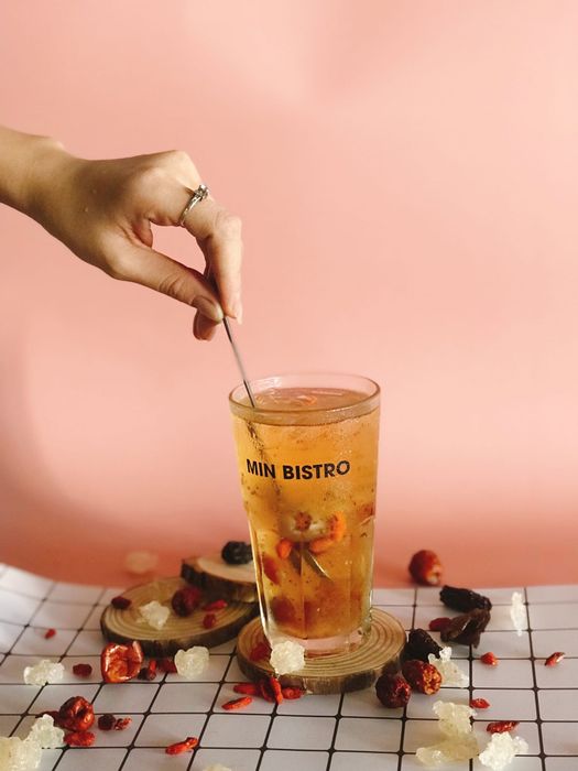 Hãy ghé thăm Min Bistro café để ngắm nhìn vẻ đẹp tuyệt vời của hồ cá Koi