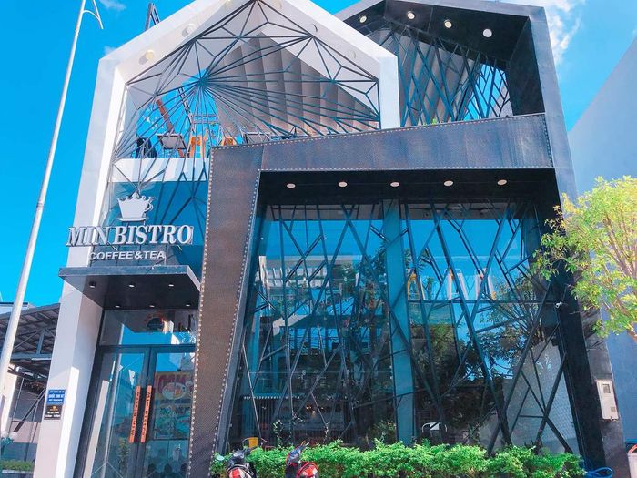 Hãy ghé thăm Min Bistro café để ngắm nhìn vẻ đẹp tuyệt vời của hồ cá Koi
