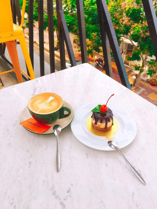 Hãy ghé thăm Min Bistro café để ngắm nhìn vẻ đẹp tuyệt vời của hồ cá Koi