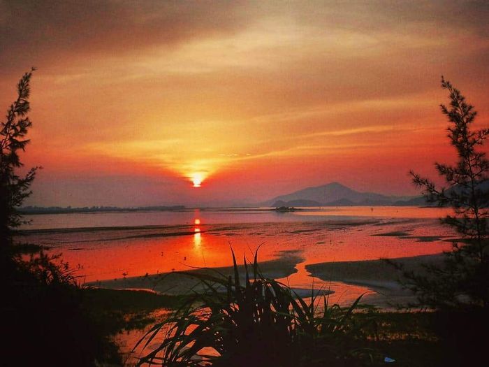 Hãy khám phá sự đặc biệt của việc chứng kiến mặt trời lặn tại Ninh Bình một lần để trải nghiệm không gian tĩnh lặng và yên bình!