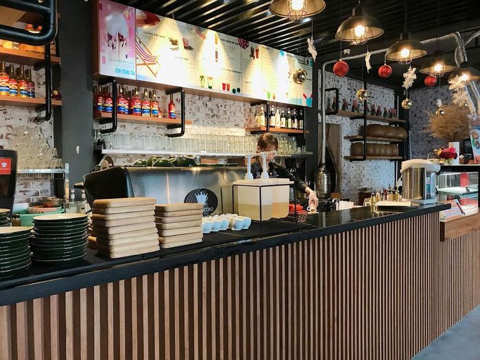 Hãy ghé thăm Min Bistro café để ngắm nhìn vẻ đẹp tuyệt vời của hồ cá Koi