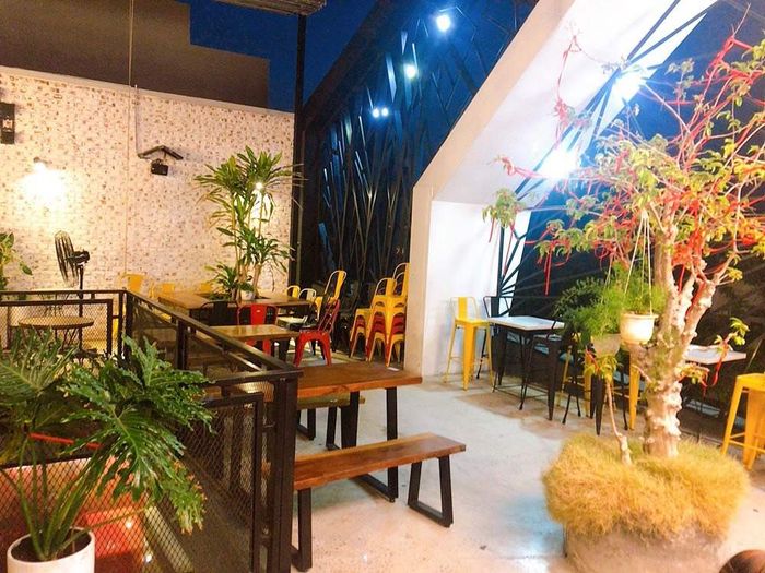 Hãy ghé thăm Min Bistro café để ngắm nhìn vẻ đẹp tuyệt vời của hồ cá Koi