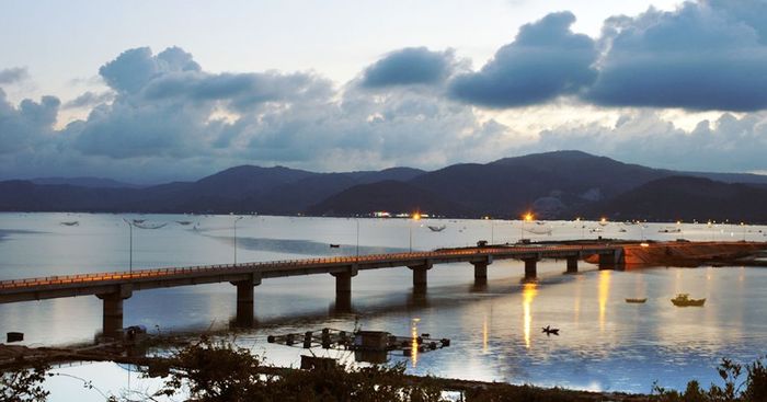Để Đầm Cù Mông Phú Yên truyền đạt đến những người đang bận rộn một chút bình yên giữa không gian non nước