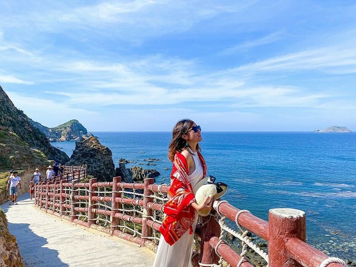 Thưởng ngoạn khung cảnh biển xanh tại Kỳ Co Eo Gió 9