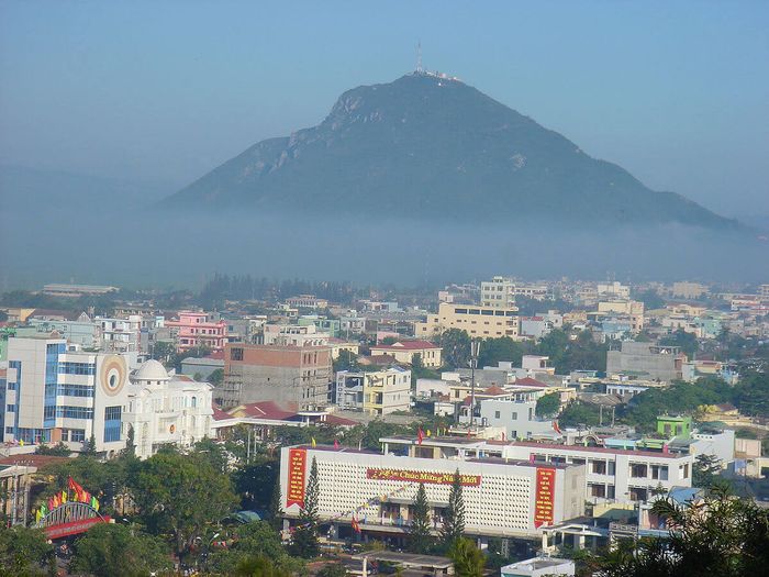 Nếu cuộc sống đang quá bận rộn, hãy đến Núi Chóp Chài - Chùa Bảo Lâm Phú Yên để tìm lại bình yên trong lòng