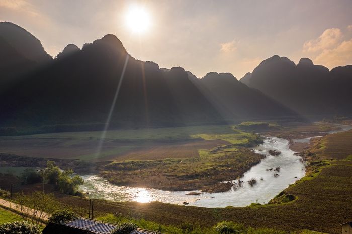 Cảnh hoàng hôn mùa đông ở Tân Hoá, Quảng Bình, khiến trái tim chúng ta không ngừng xao xuyến.