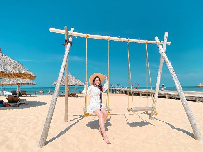 Thưởng ngoạn vẻ đẹp của biển xanh tại Kỳ Co Eo Gió 6