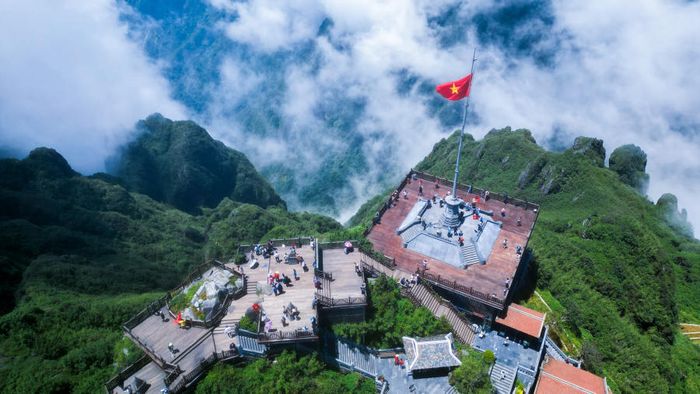Chinh phục đỉnh Fansipan vào ngày không có mây có những điều thú vị gì?