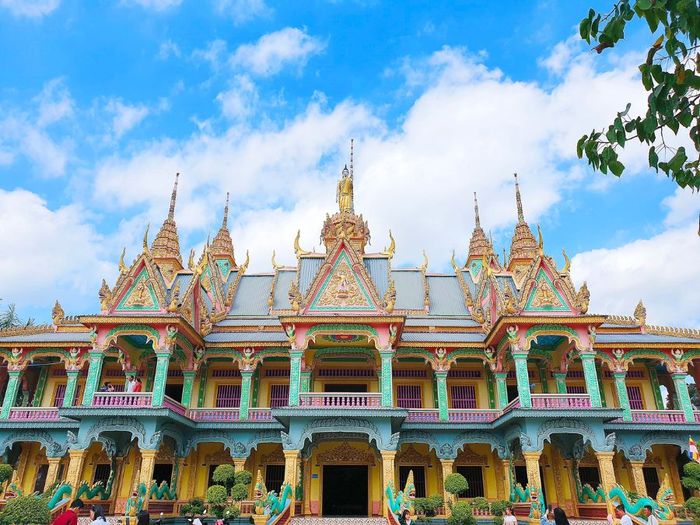 Chùa Som Rong cùng bức tượng Phật lớn gây ấn tượng