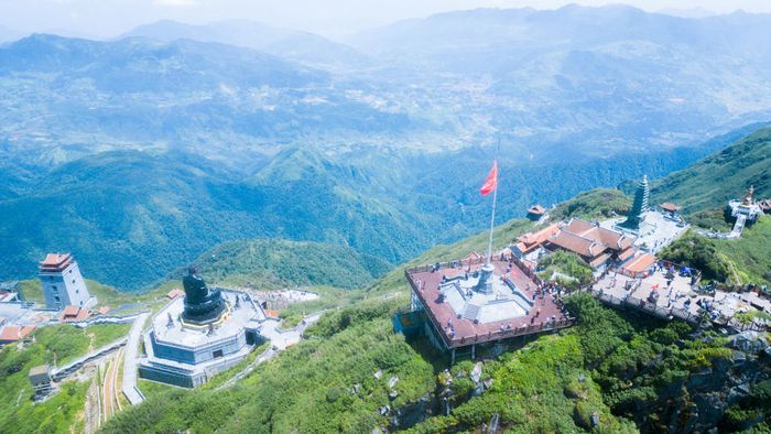 Chinh phục đỉnh Fansipan vào ngày không có mây mang lại trải nghiệm gì đặc biệt?