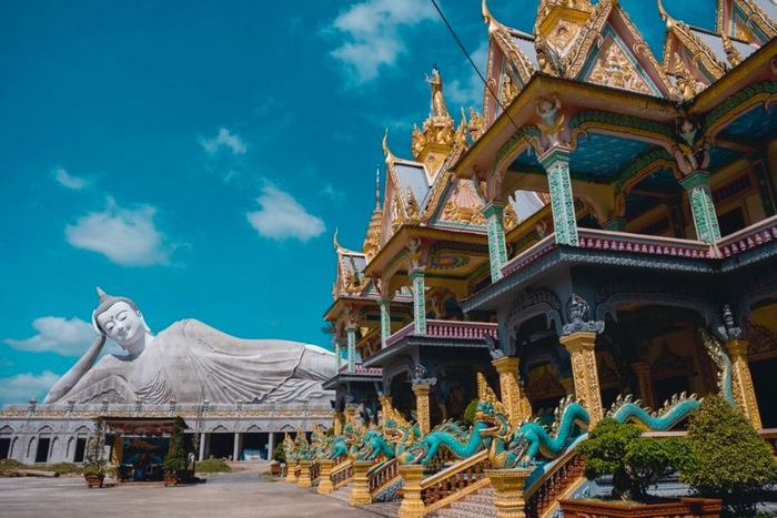 Chùa Som Rong cùng bức tượng Phật lớn gây ấn tượng