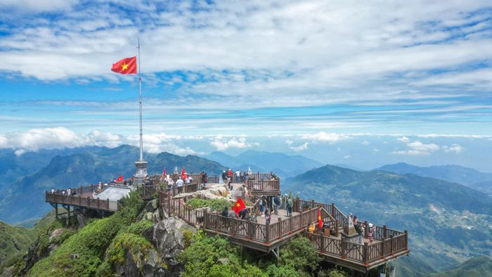 Chinh phục đỉnh Fansipan vào ngày không có mây mang lại trải nghiệm gì đặc biệt?