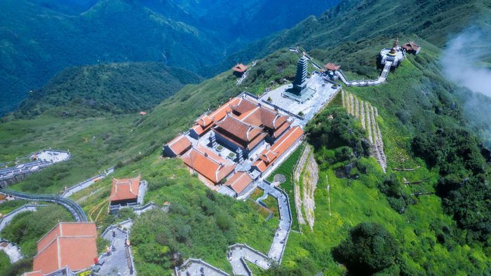 Chinh phục đỉnh Fansipan vào ngày không mây có những điều thú vị gì?