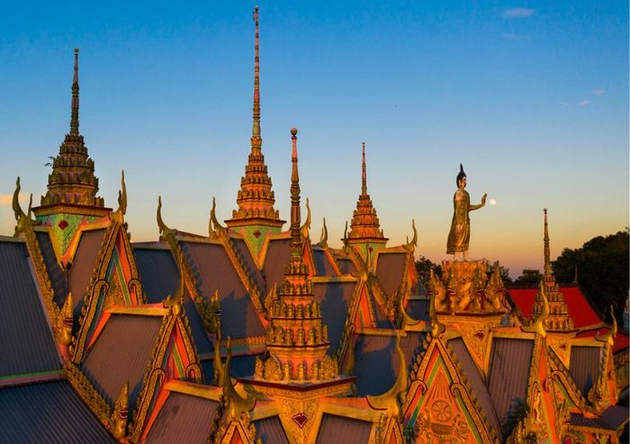 Chùa Som Rong cùng bức tượng Phật lớn gây ấn tượng