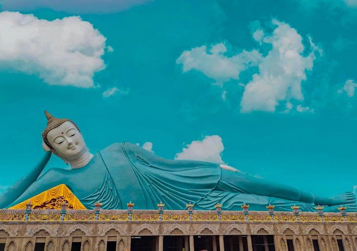 Hình ảnh pho tượng Phật Thích Ca lớn gây ấn tượng là điểm nhấn của chùa Som Rong