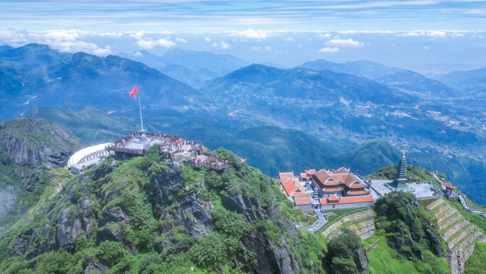 Chinh phục đỉnh Fansipan vào ngày không mây có những điều gì thú vị?
