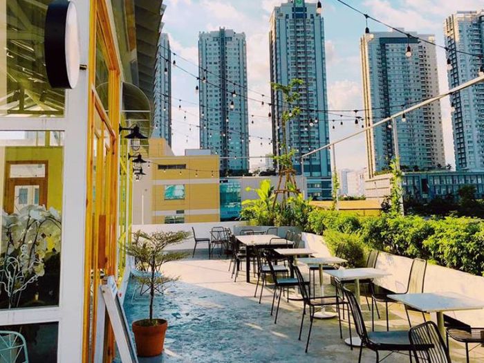 Top 10 quán cafe nổi tiếng nhất quận 7, được giới trẻ Sài Gòn yêu thích.