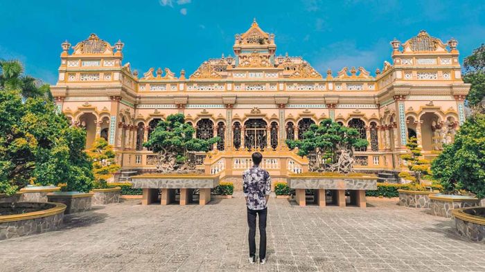 Chùa Vĩnh Tràng Tiền Giang và vẻ đẹp kiến trúc độc đáo 13
