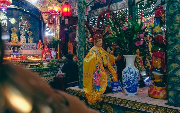 Ở giữa dòng sông Vàm Thuật, có một ngôi miếu nổi mang lại sự bình yên cho Gò Vấp.