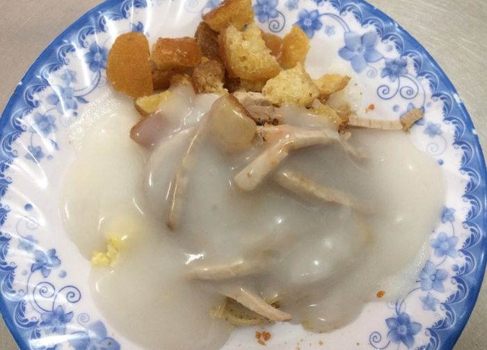 Thưởng thức hương vị đặc trưng của quán Bánh bèo chợ Hàng Bông 8
