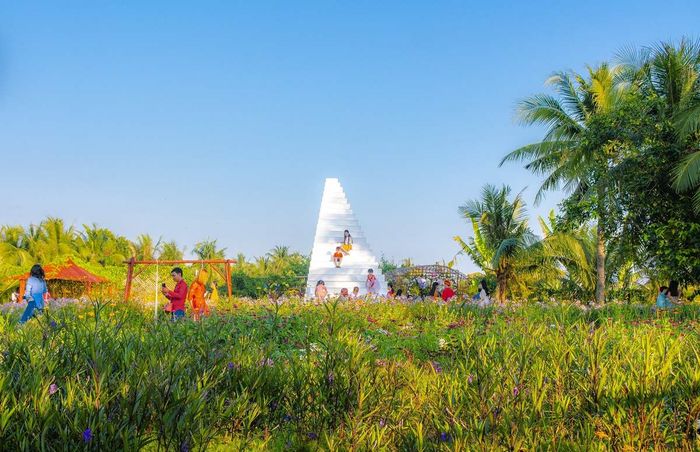 Chuẩn bị đồ và ghé thăm Phim trường Bách Nhật Hoa Viên Tiền Giang để trải nghiệm những khoảnh khắc đẹp như trong mơ.