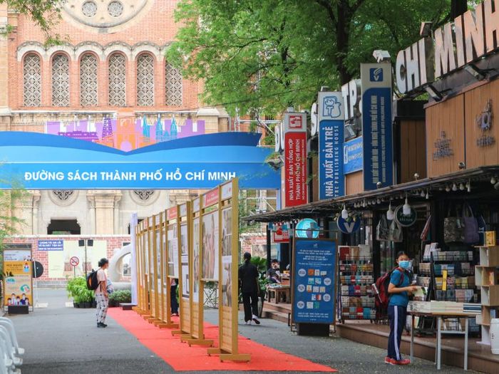 Đường sách Nguyễn Văn Bình tại trung tâm Sài Gòn 2