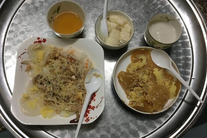 Thưởng thức hương vị đặc trưng của quán Bánh bèo chợ Hàng Bông 7