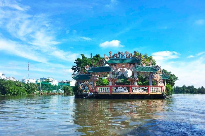 Tại Gò Vấp, tồn tại một ngôi miếu nổi yên bình giữa dòng sông Vàm Thuật