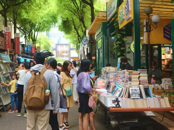 Đường sách Nguyễn Văn Bình tại trung tâm Sài Gòn 8