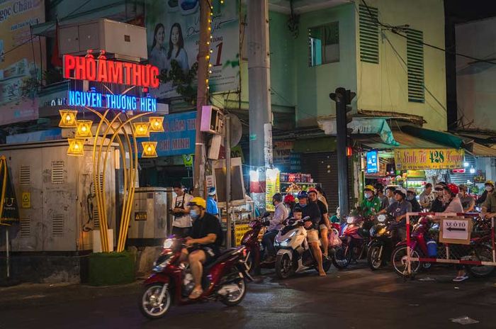 Khám phá ẩm thực đường phố Sài Gòn tại phố ẩm thực Nguyễn Thượng Hiền 2