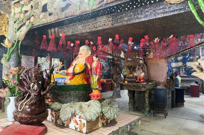Ở giữa dòng sông Vàm Thuật, có một ngôi miếu nổi mang lại sự bình yên cho Gò Vấp.