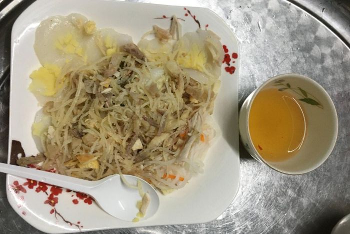 Thưởng thức hương vị đặc trưng của quán Bánh bèo chợ Hàng Bông 3