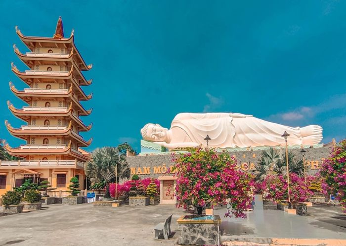 Chùa Vĩnh Tràng Tiền Giang và vẻ đẹp kiến trúc độc đáo 9